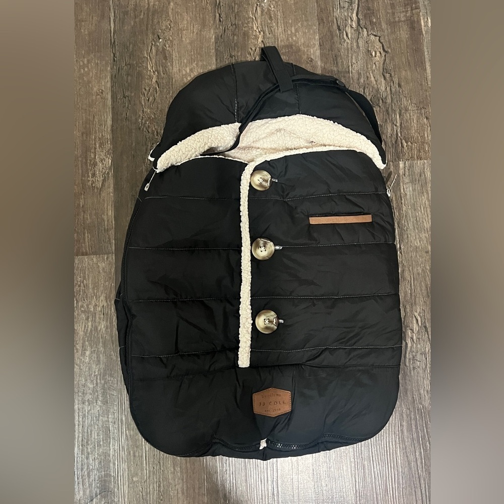 JJ Cole Black and Cream Car Seat Cover